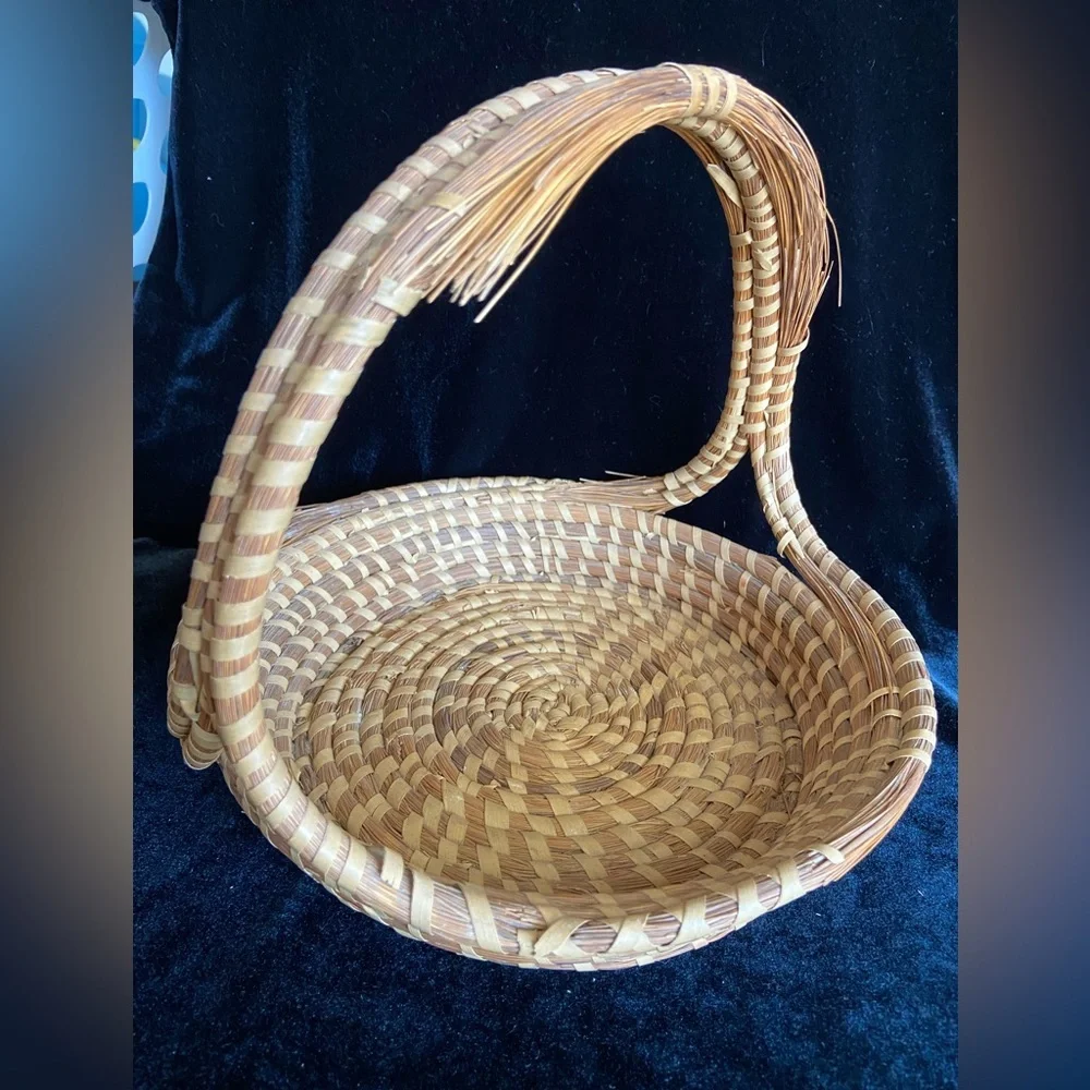Vintage Sweetgrass Basket With Handle Handmade In Charleston, South Carolina - Picture 2 of 10